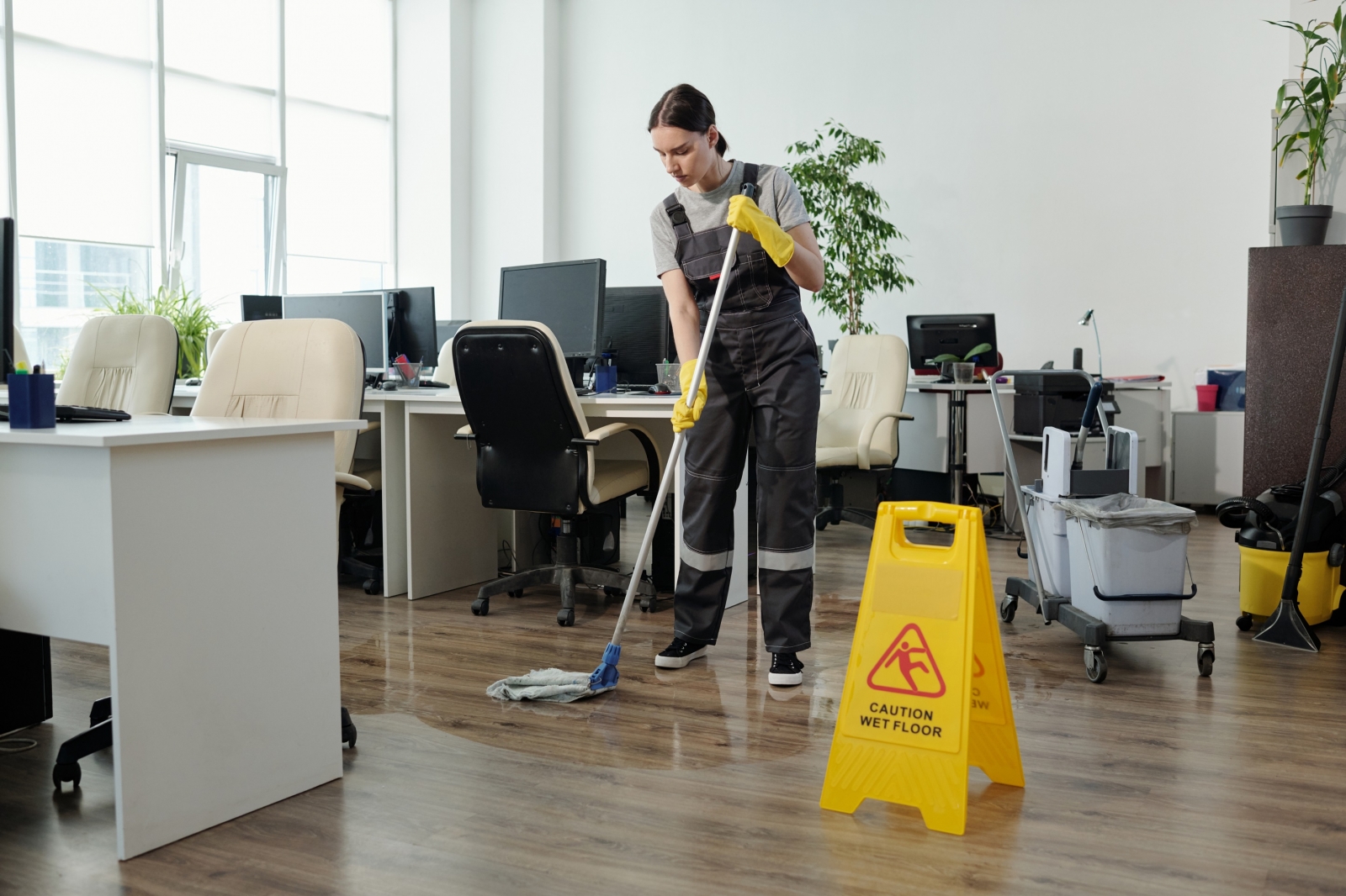 Kantoorvloer schoonmaken.jpg